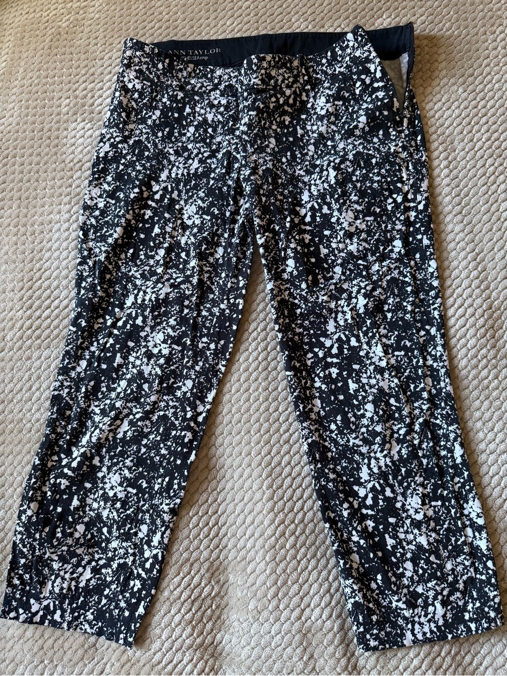 Ann Taylor Black & White Abstract Cropped Pants